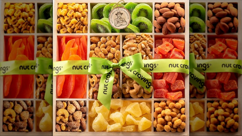 Nut Cravings frutos secos y frutos secos mixtos en bandeja de madera reutilizable