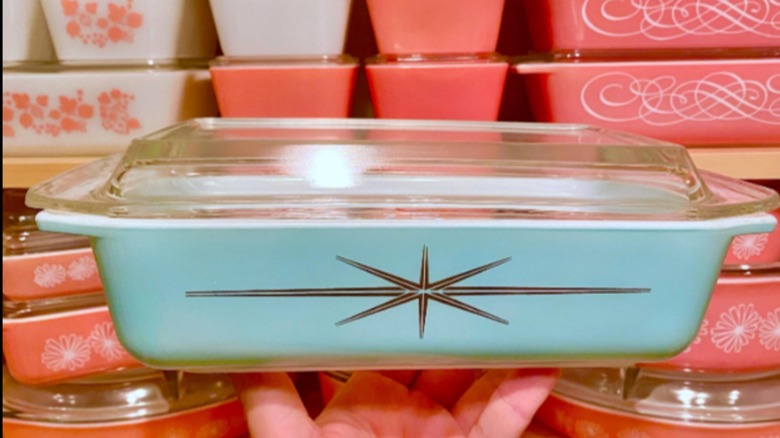 plato de pyrex con diseño de estrella dorada turquesa