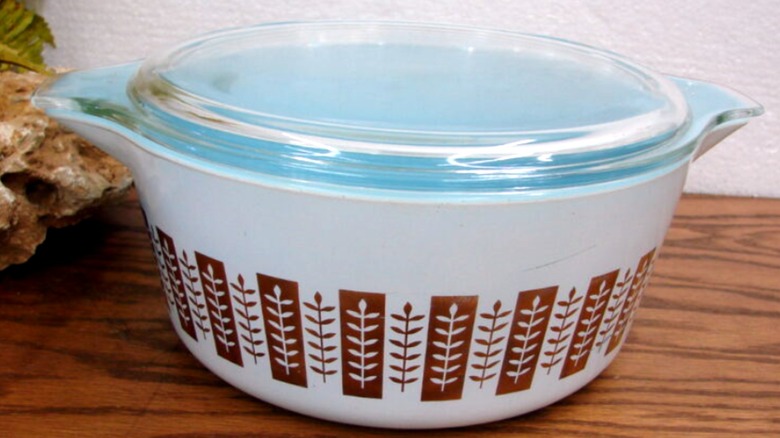 Cazuela de pyrex con diseño de hojas doradas