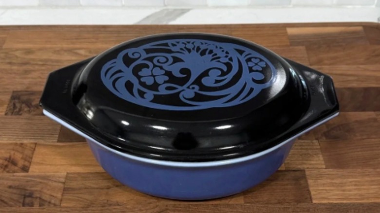 Cazuela de pyrex con labio negro con diseño floral y base azul