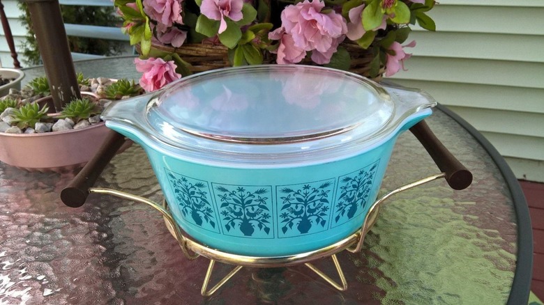 Plato Pyrex azul con estampado de árboles