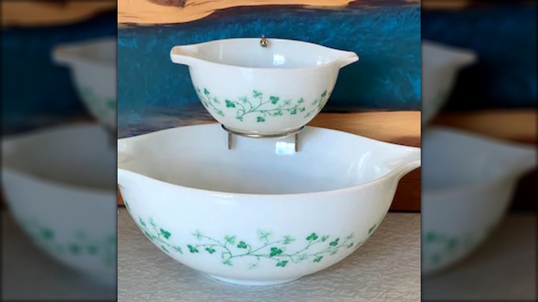 Juego de chips y salsas Pyrex con estampado de hiedra verde