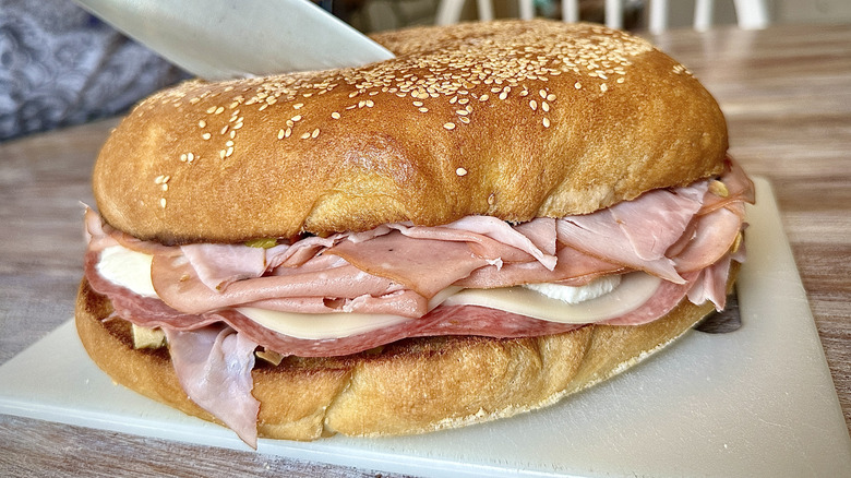 Sándwich de muffaletta grande sobre tabla de cortar