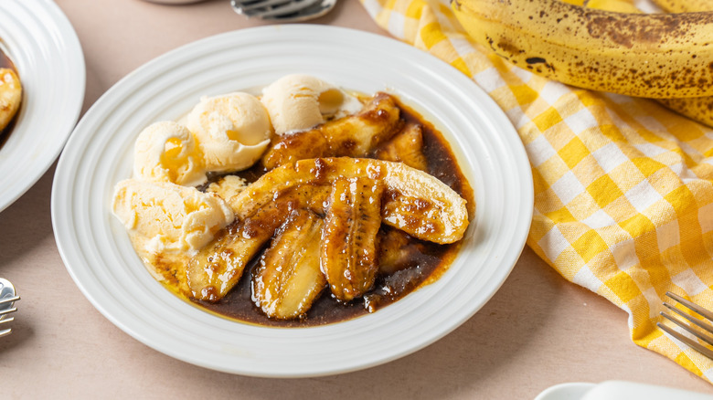 Plato blanco de Bananas Foster