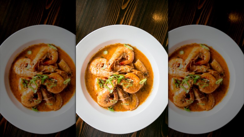Plato de camarones a la barbacoa de Nueva Orleans en la mesa