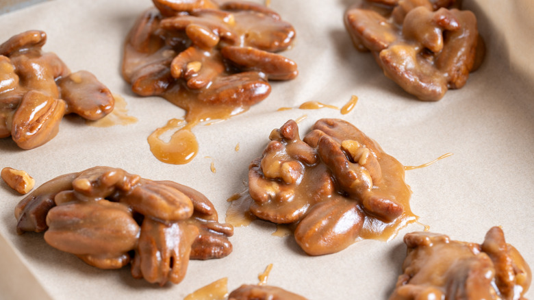 Bombones de nueces sobre papel pergamino