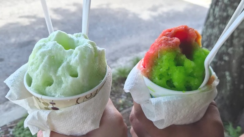 Pandan con bolas de sno de leche condensada y manzana verde de Hansen's Sno-Bliz