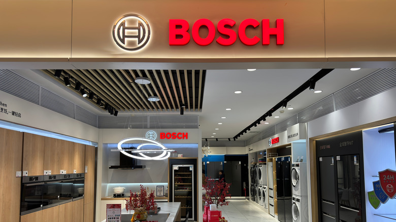 El letrero de Bosch en una tienda de electrodomésticos cuelga sobre una tienda de electrodomésticos.