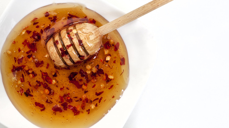 Miel caliente mezclada en un plato