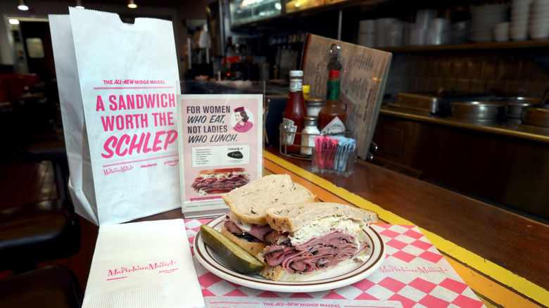 Un sándwich de pastrami en un plato en Canter's Deli