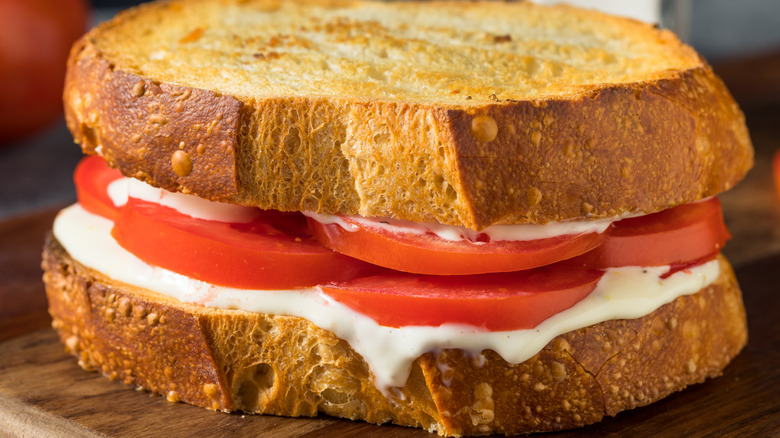 Sándwich de tomate con mayonesa y pan tostado