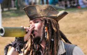 ¿Realmente los piratas bebían ron en alta mar?