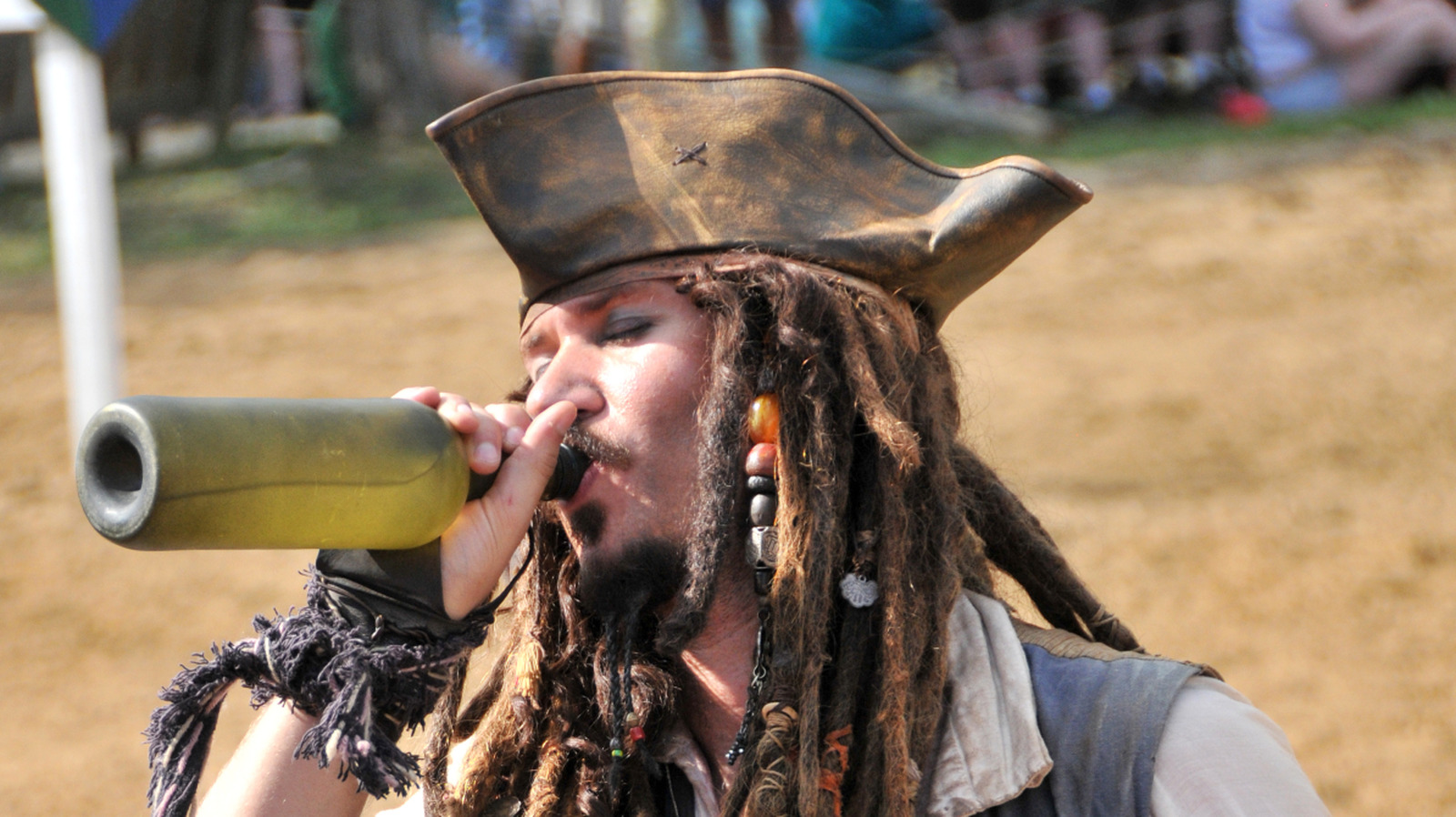 ¿Realmente los piratas bebían ron en alta mar?