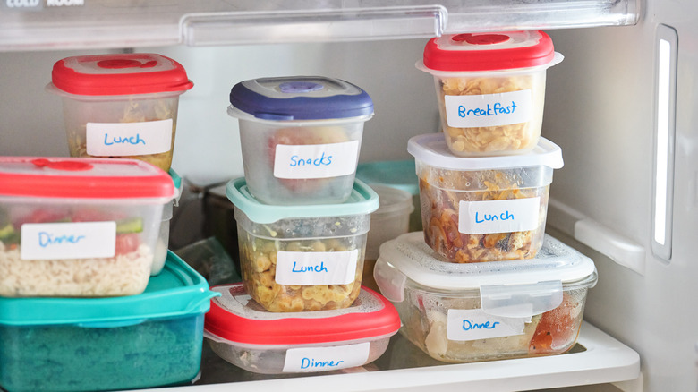 Colección de recipientes de plástico para almacenar alimentos en el frigorífico.