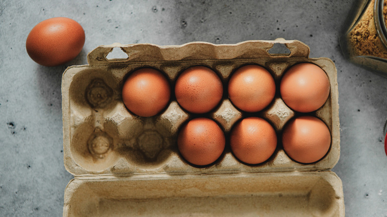 huevos en una caja