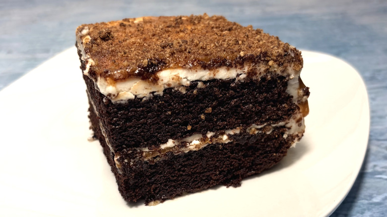 Rebanada de pastel de chocolate y caramelo de dos capas