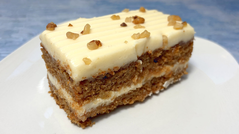 Rebanada de pastel de zanahoria de dos capas.