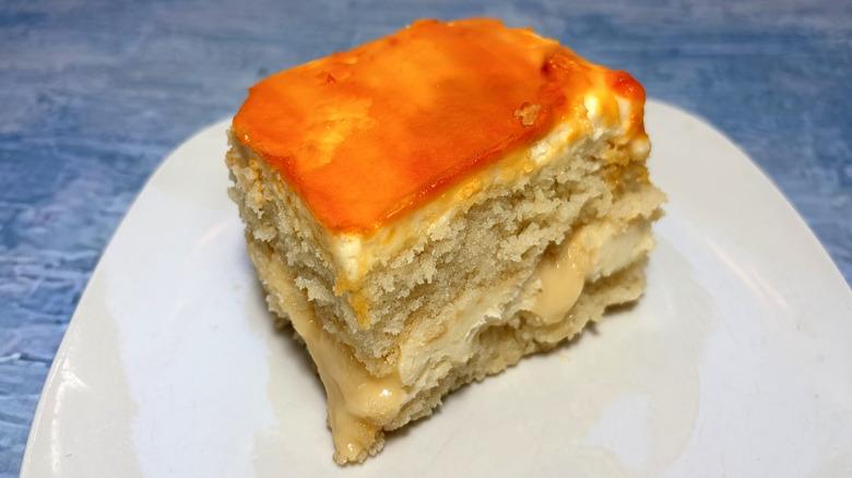 rebanada de pastel de mango de dos capas