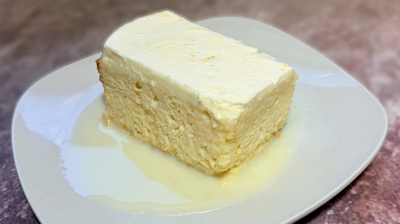 rebanada de pastel de tres leches