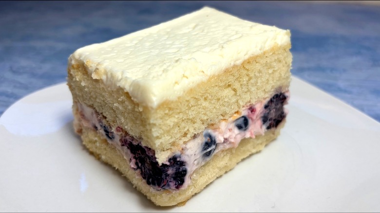 Rebanada de pastel de vainilla y frutos rojos de dos capas