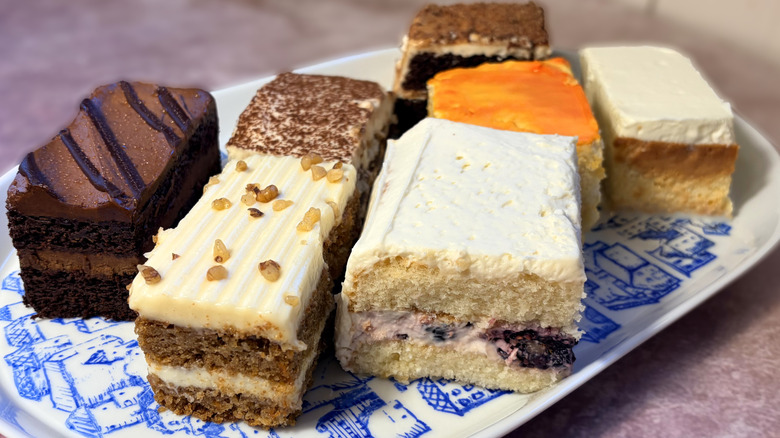 varias rebanadas de pastel dispuestas en un plato