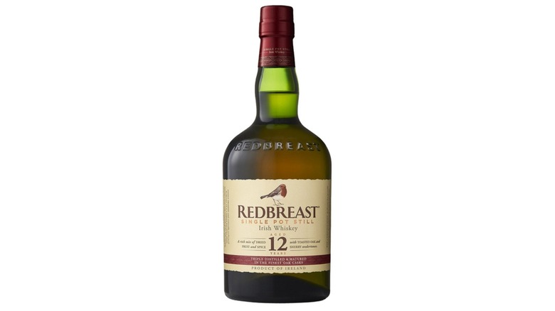 Botella de whisky irlandés Redbreast Single Pot Still sobre fondo blanco.
