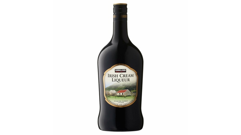 Botella de licor de crema irlandesa Kirkland Signature sobre fondo blanco.