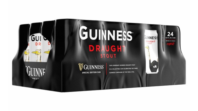 Paquete de 24 Guinness Draft Stout sobre fondo blanco.