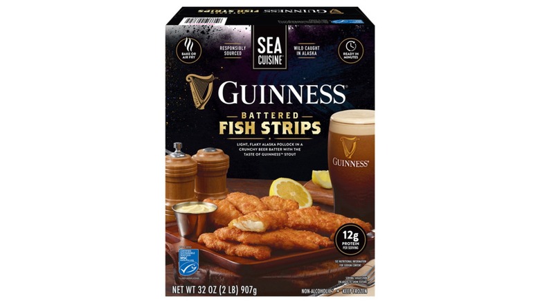 Caja de tiras de pescado rebozado Guinness de cocina de mar sobre fondo blanco.