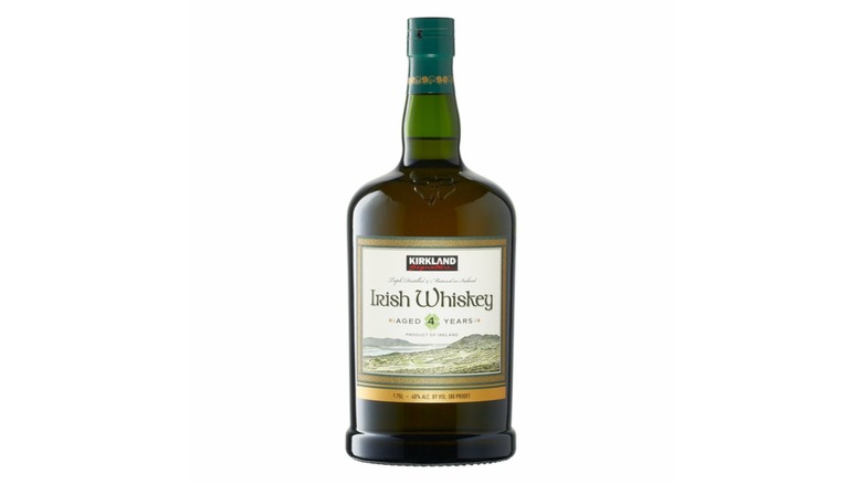 Botella de whisky irlandés Kirkland Signature sobre fondo blanco.