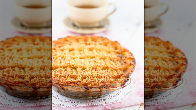 Una tarta de manzana en un plato de cristal para tarta
