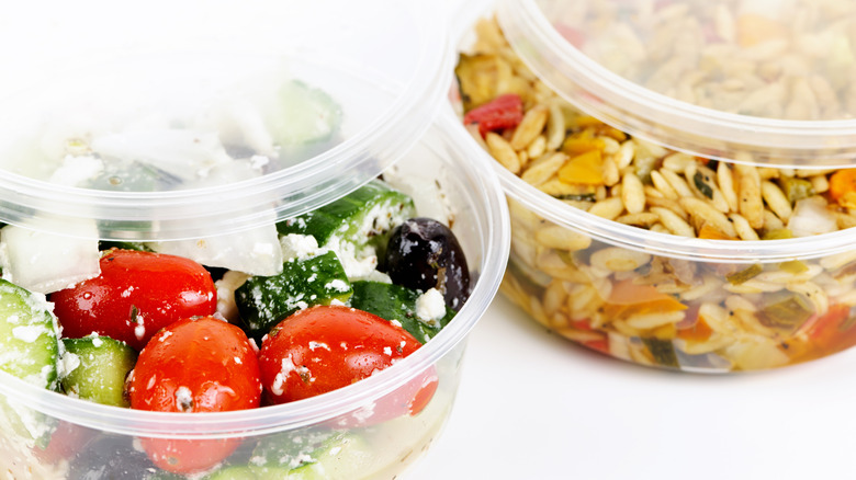 Recipientes de delicatessen con ensaladas