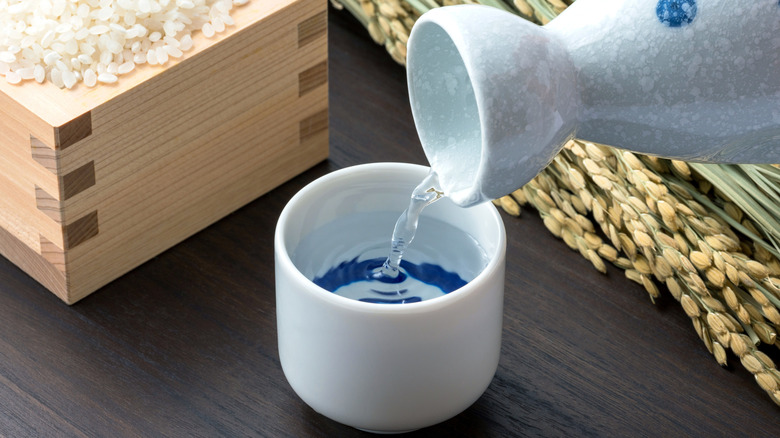 Sake se vierte en un vaso