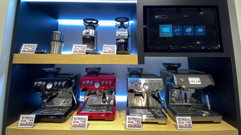 Máquinas de café expreso y molinillos Breville se encuentran en los estantes de las tiendas.