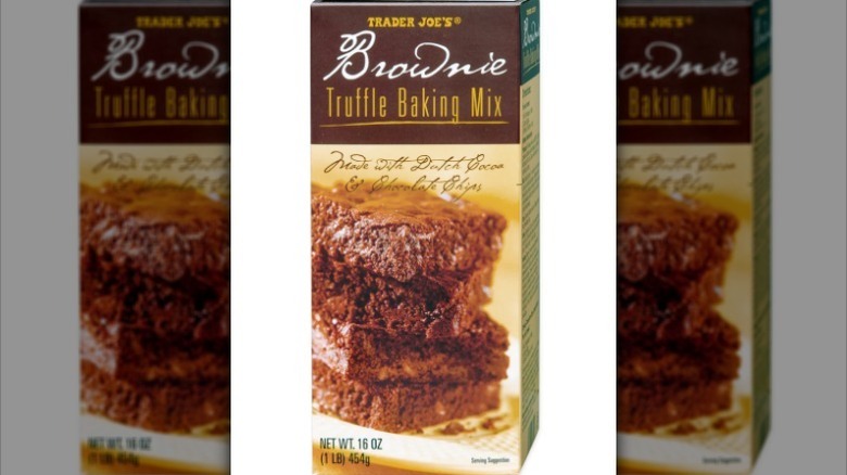 Mezcla para hornear brownie sobre fondo blanco.