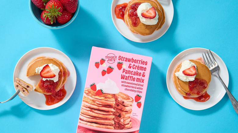 Caja de mezcla para panqueques de fresas y crema con panqueques y fresas