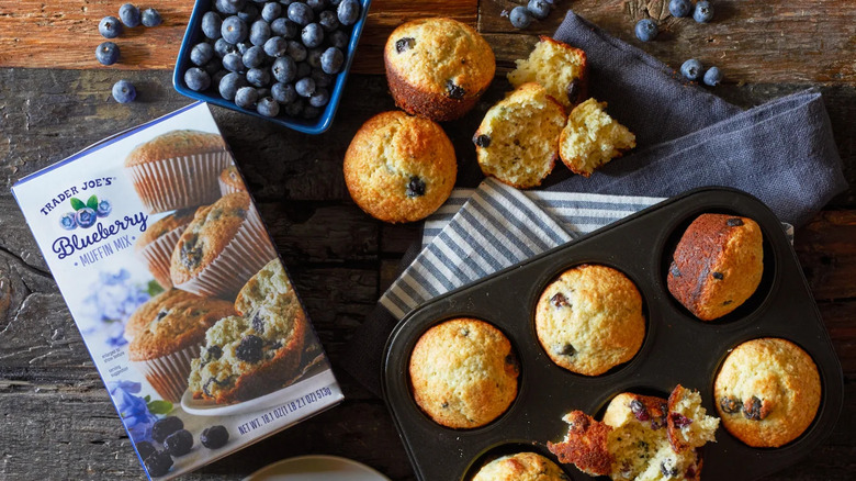 Mezcla para muffins de arándanos con muffins horneados