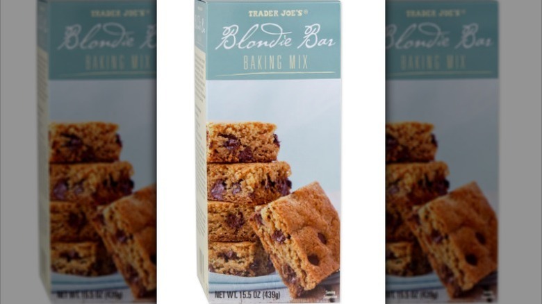 Caja de mezcla para hornear Blondie bar sobre fondo blanco.