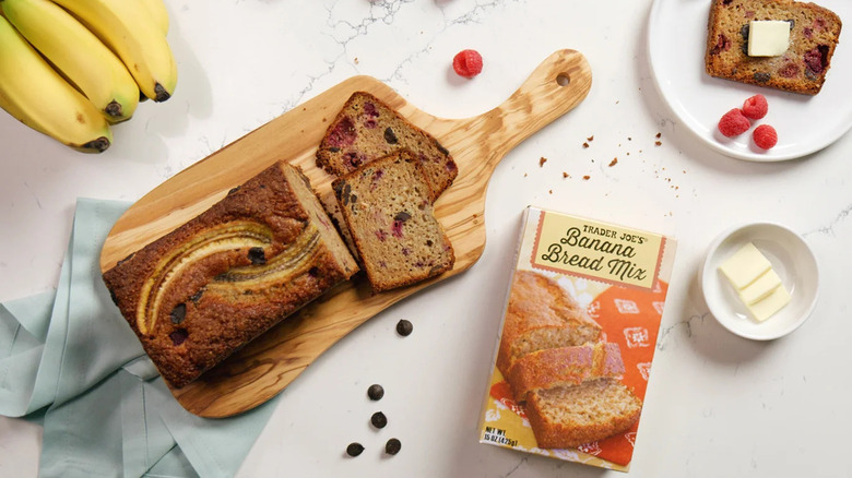 Mezcla de pan de plátano con pan de plátano en rodajas