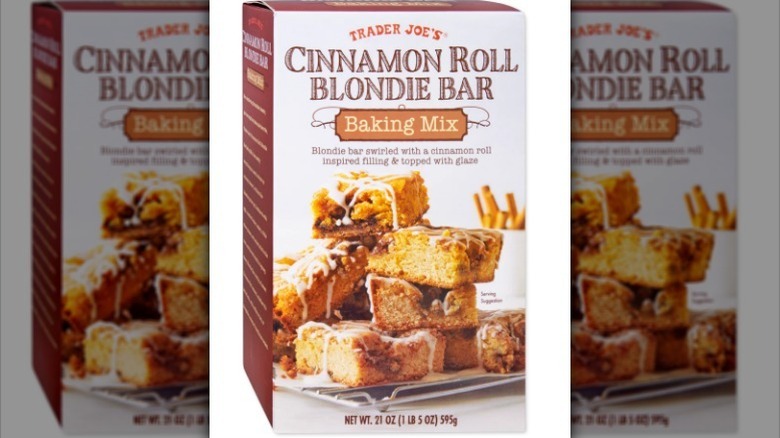 Rollo de canela blondie bar cuadro sobre fondo blanco.
