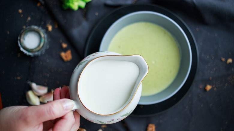 Jarra de mitad y mitad en sopa