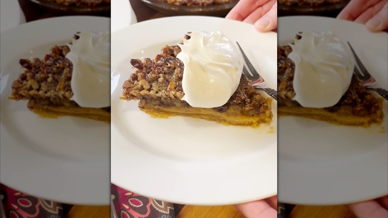 Pastel de caramelo de Dolly Parton con crema batida en un plato blanco con un tenedor.