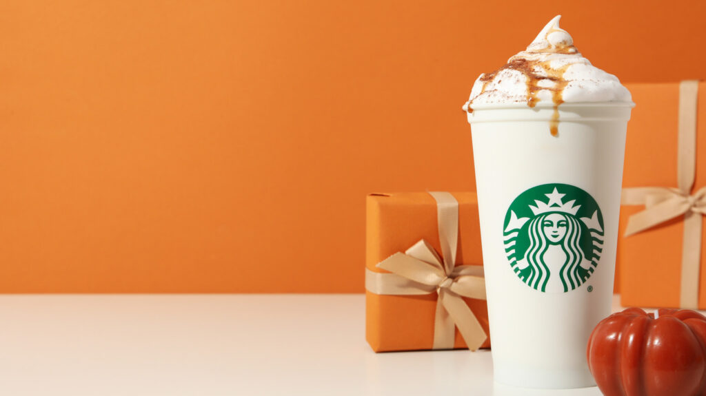 La cobertura PSL de Starbucks incluye estas 4 especias cálidas
