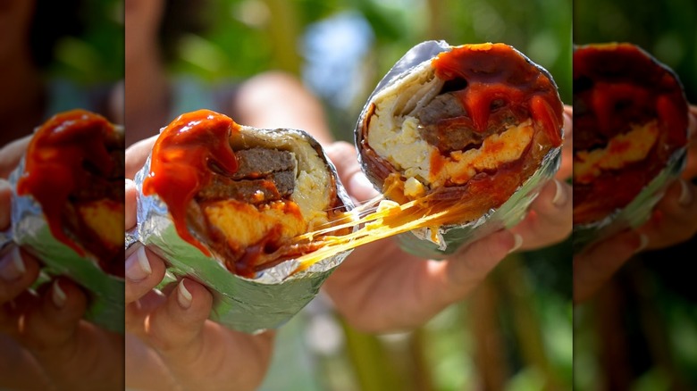 Primer plano de un trozo de queso en el burrito de desayuno para amantes de la carne Jack in the Box