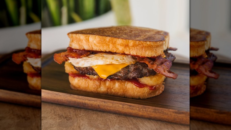 Hardee's Frisco Breakfast Burger sobre una tabla de madera