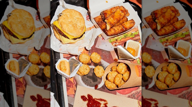 Bandeja de Burger King con galleta de desayuno, palitos de tostadas francesas y croquetas de patata