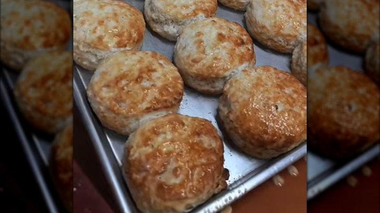 Galletas de suero de leche Bojangles recién horneadas y untadas con mantequilla