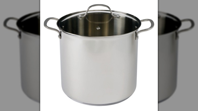 Olla de acero inoxidable Crofton de 12 cuartos sobre un fondo blanco
