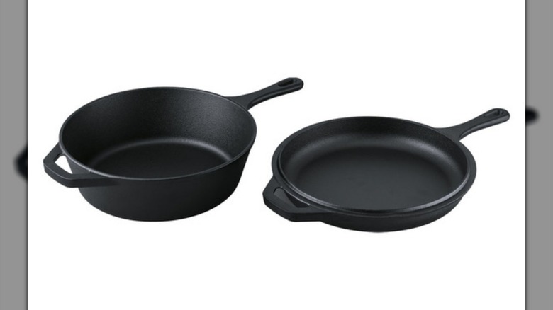 Crofton Cast Iron 2 en 1 sartén profunda sobre un fondo blanco.