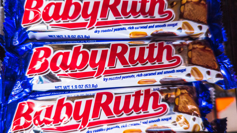 Barras de caramelo Baby Ruth en el estante de una tienda